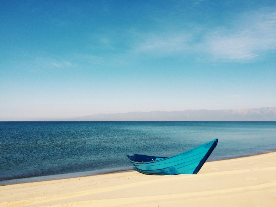 Foto de teste de nitidez — barco azul numa praia